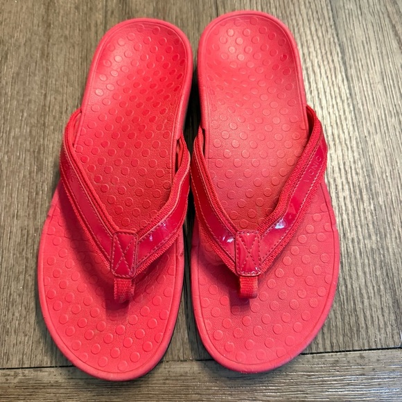 Red Vionic flip flops - Picture 1 of 6